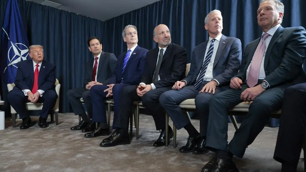 Nietypowe prezenty od Trumpa. "Wszyscy boją się ich nie nosić"