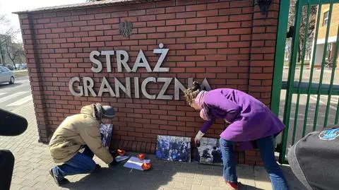 Aktywiści zostawili przed wejściem do siedziby Straży Granicznej zdjęcia migrantów 