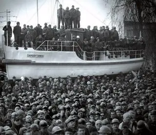2009: Wiec zorganizowany przez związki zawodowe w Stoczni Gdynia SA, która jest likwidowana z powodu nierentowności.