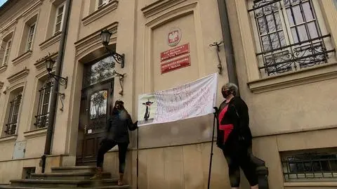Ksiądz oskarżany o gwałty i okaleczanie wezwany na przesłuchanie. W charakterze świadka