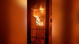 Kadr z nagrania przedstawiającego płonącą kamienicę w Cieszynie