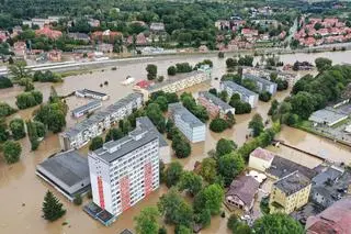 Rzeka Nysa Kłodzka zalała Kłodzko, 15 września 2024 r.