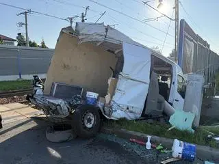 Pociąg z impetem uderzył w busa, przewracając go