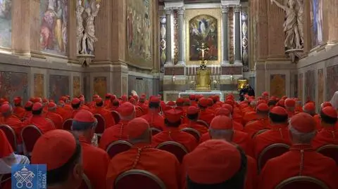 Kardynałowie wchodzą do Kaplicy