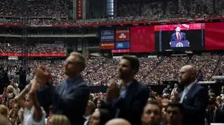 Wiceprezydent USA J.D. Vance (na telebimie) przemawia podczas publicznej ceremonii żałobnej ku czci działacza politycznego Charliego Kirka 
