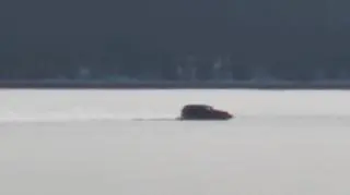 Rajd kierowcy po zamarzniętym zalewie. Nagranie