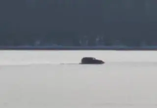 Rajd kierowcy po zamarzniętym zalewie. Nagranie