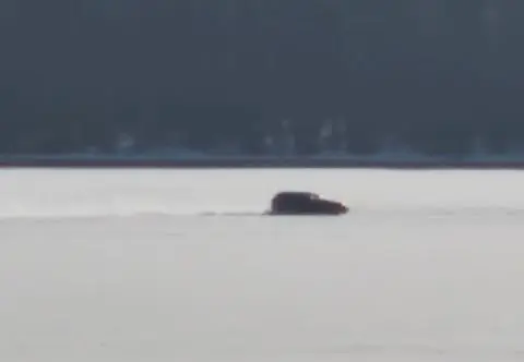 Rajd kierowcy po zamarzniętym zalewie. Nagranie
