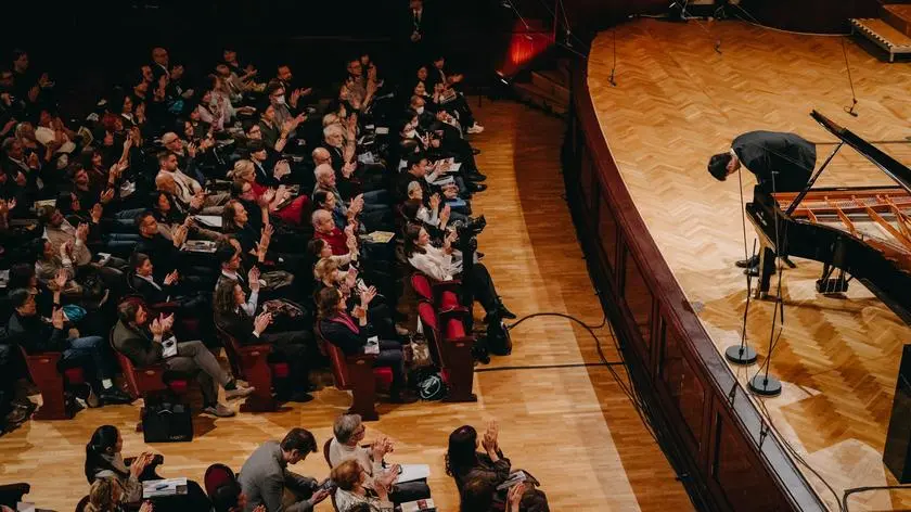 Gdy muzyka milknie, na sali rozbrzmiewa kaszel. "Tradycyjna konkurencja"