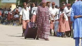 Abudża. Uczniowie ze swoimi rodzicami opuszczają szkoły w związku z atakami w pobliskim stanie