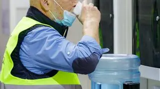 Szybki łyk wody i do pracy. Jerzy Undro nie chce korzystać z przerwy i możliwości wypicia kawy w pomieszczeniach socjalnych. Jak mówi – na kawę będzie czas w domu.