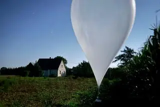 Nielegalne papierosy były przemycane za pomocą balonu