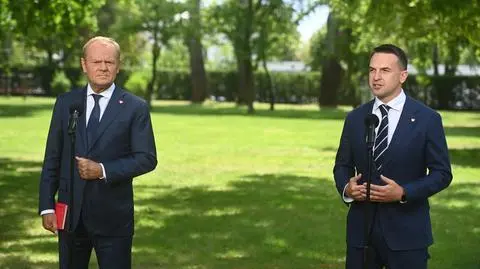 Premier Donald Tusk podczas konferencji. Premier ogłosił decyzję o powołaniu dotychczasowego ministra ds. Unii Europejskiej Adama Szłapki na stanowisko rzecznika rządu