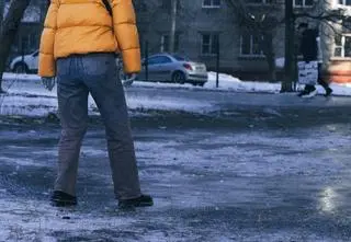 Gołoledź. Alert RCB w prawie połowie Polski