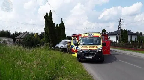 Zjechał z drogi i uderzył w drzewo. 44-latek nie żyje