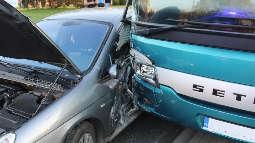 Chciał skręcić, zderzył się z autokarem. Trzy osoby w szpitalu