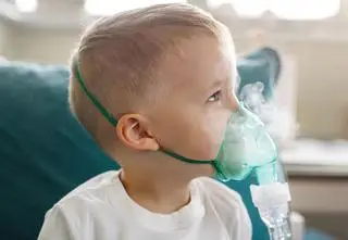 "Mit, który jest powielany przez pokolenia". Kiedy gorączka to powód do niepokoju? 