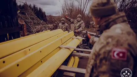 Tureccy żołnierze pomagają przy budowie mostu