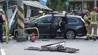 Ranne zostały kobiety, które siedziały na przystanku