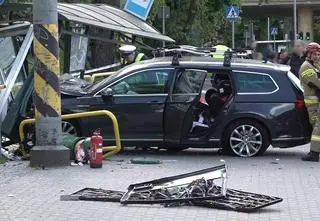 Samochód wjechał w przystanek, są ranni