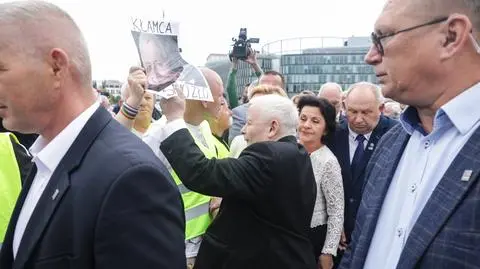 Między Kaczyńskim a aktywistką Babcią Kasią doszło do przepychania się
