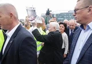 Kaczyński wysyła do więzienia "śmieci, które tu stoją"