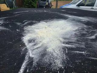Rozsypał na dachu auta amfetaminę 