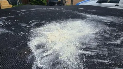 Rozsypał na dachu auta amfetaminę 