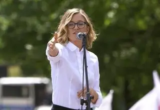 Biejat nagle przerwała wystąpienie. "Lekarza!"
