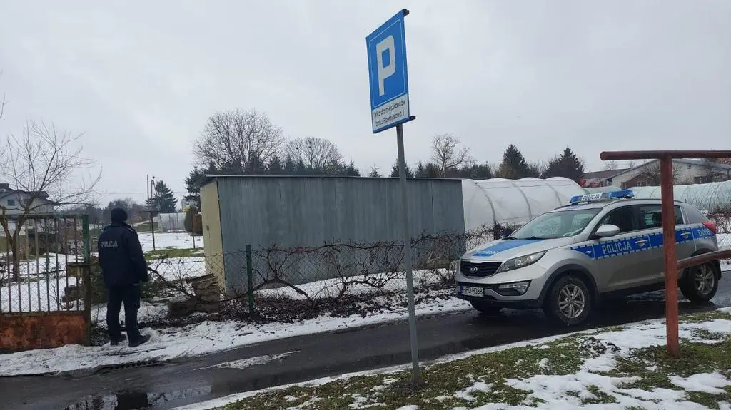 Ukryła się w blaszanym garażu 