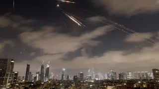 System obrony powietrznej Iron Dome Izraela przechwytuje pociski balistyczne wystrzelone z Iranu nad miastem Tel Awiw