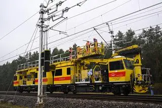 PUŁAWY ZERWANA SIEĆ TRAKCYJNA NAD TORAMI