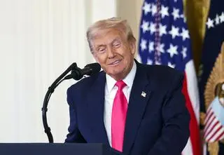 Trump uwielbia takie gesty. "Trudno było przebić Apple, ale Szwajcarom się udało"