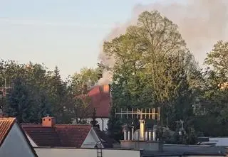 "Pamięta, że stoi przed budynkiem i go podpala". Ewakuowano 10 osób, w tym dzieci