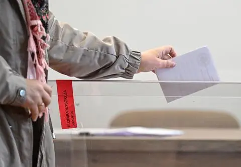 Mieszkańcy miast wybrali Trzaskowskiego. Nawrocki zwyciężył na wsi