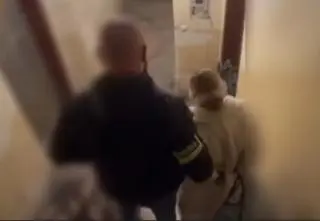 "Na policjanta" mieli wyłudzić co najmniej 820 tysięcy złotych. Trzy osoby zatrzymane