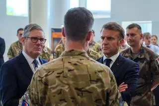 Keir Starmer i Emmanuel Macron podczas wizyty w bazie wojskowej Northwood 