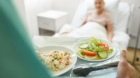 szpital jedzenie posilki posilek shutterstock_2149199999