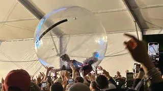 Utaha z Wednesday Campanella w przezroczystej kuli na OFF Festivalu