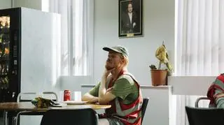 Jesse Plemons w filmie "Bugonia" (reż. Yorgos Lanthimos)