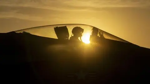 Pilot myśliwca  F/A-18E Super Hornet na pokładzie lotniskowca USS Gerald R. Ford (CVN 78)