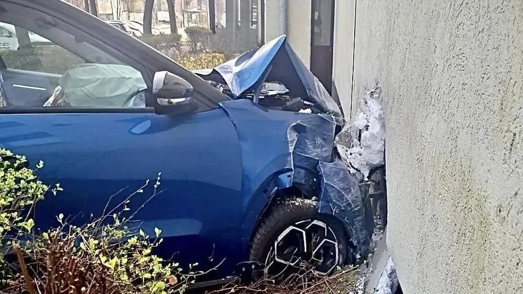 Auto uderzyło w budynek