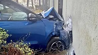 Auto uderzyło w budynek