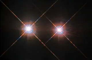 Najlepsze, jak do tej pory, zdjęcie gwiazd Alfa Centauri A i Alfa Centauri B. Fotografia wykonana przez Kosmiczny Teleskop Hubble'a