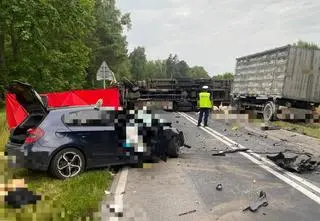 Zderzenie bmw z ciężarówką przewożącą drób. Jedna osoba nie żyje