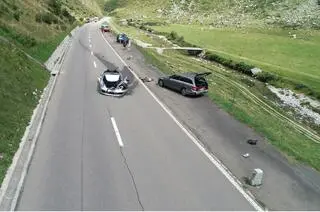 Wypadek luksusowych aut na przełęczy Świętego Gotarda