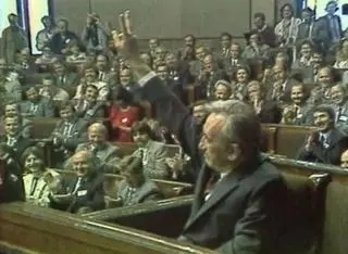 Gdy władzę objął pierwszy niekomunistyczny rząd od ponad 50 lat, wiadomo było, że rewolucja będzie dotyczyć również bezpieczeństwa międzynarodowego
