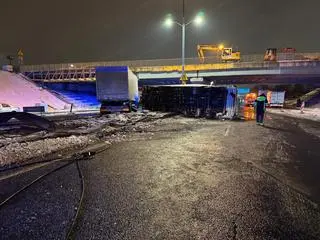 Ciężarówka przewróciła się na DTŚ w Katowicach. Utrudnienia