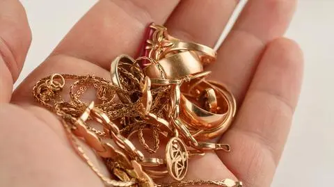 Oddał leki do utylizacji w aptece, w opakowaniu była złota biżuteria