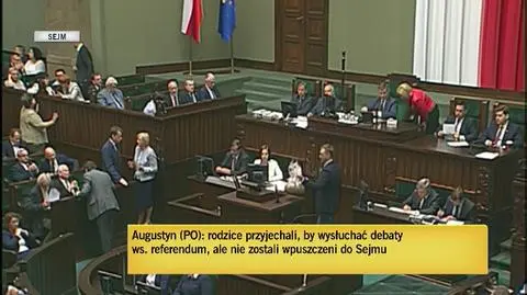 Sławomir Nitras w Sejmie z trocinami